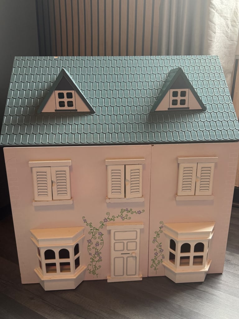 Wooden doll house with accessories 