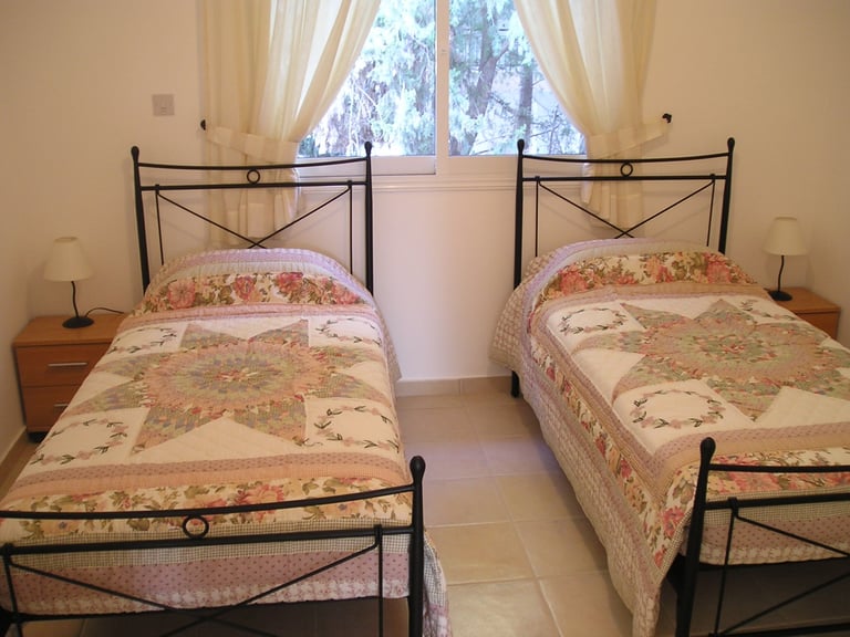 PAPHOS SELF-CATERING POOLSIDE VILLA APARTMENT TO RENT FOR HOLIDAYS IN CYPRUS LONG-TERM WINTER LETS