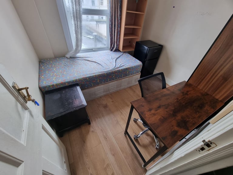 LIGHT AND AIRY ACCOMODATION - FEMALES PREF - NEAR SEVEN KINGS STATION