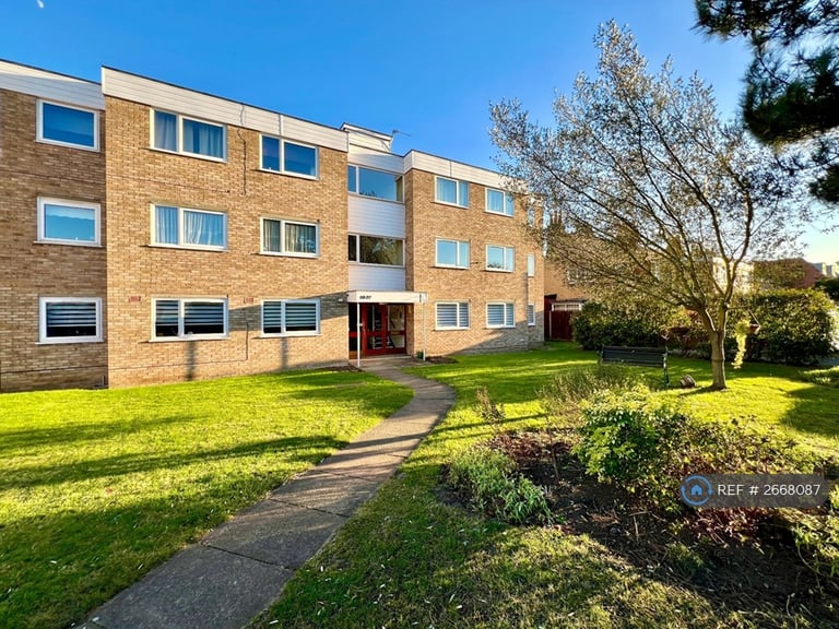 2 bedroom flat in Woodhaven Gardens, Ilford, IG6 (2 bed) (#2668087)