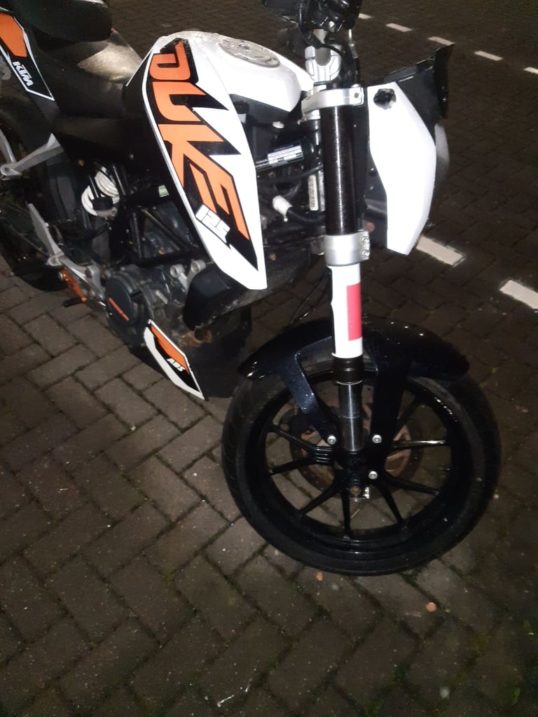 KTM DUKE 125 2015 , 125cc low mileage, long MOT