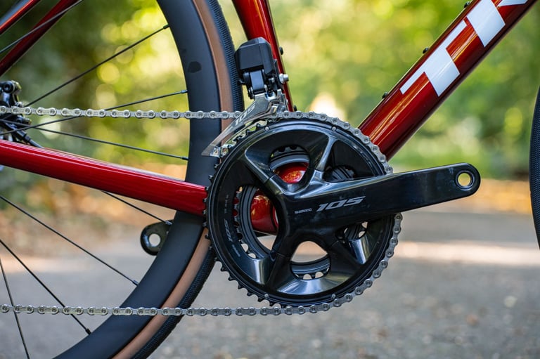 Trek Madone SL6 Gen 8, 105 DI2, Disc Carbon Road Bike Medium Size Carbon Wheels