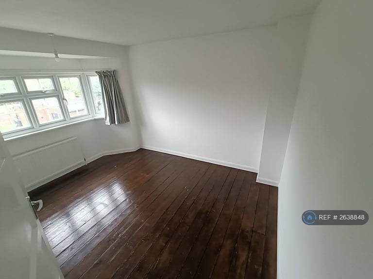 3 bedroom house in Broughton Avenue, Richmond, TW10 (3 bed) (#2638848)