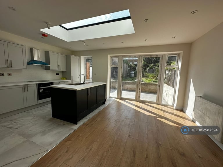 3 bedroom house in Cascade Road, Buckhurst Hill, IG9 (3 bed) (#2587524)