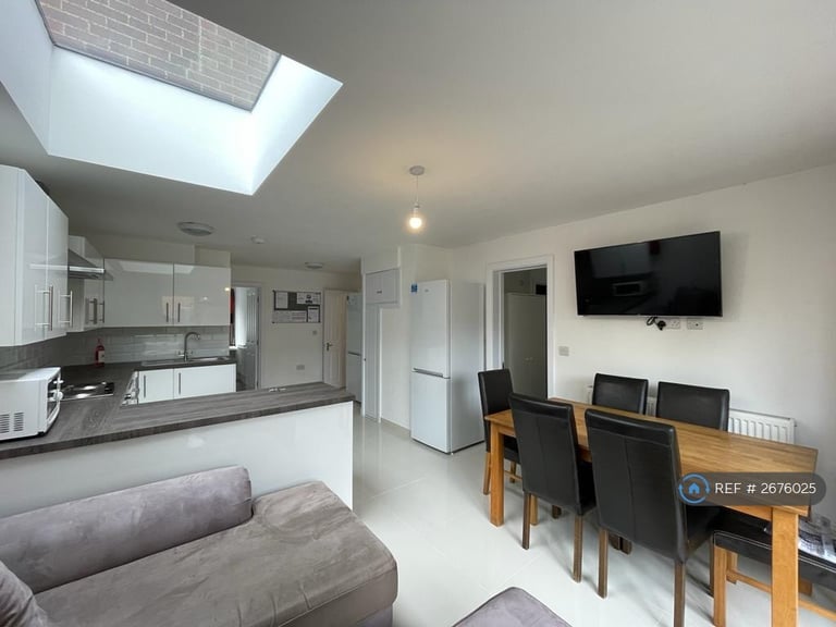 6 bedroom house in Cabell Road, Guildford, GU2 (6 bed) (#2676025)