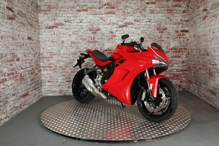 DUCATI SUPERSPORT - 2017 Petrol Manual in Red