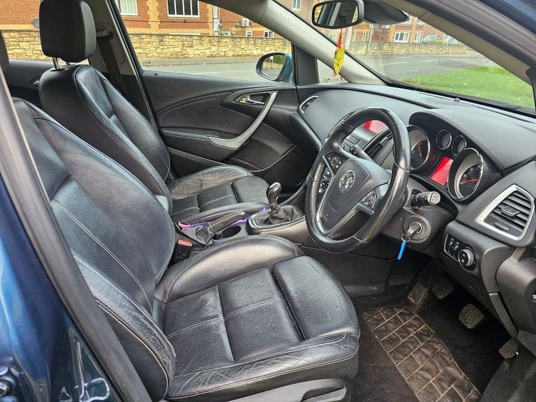 Vauxhall, ASTRA, Hatchback, 2012, Manual, 1956 (cc), 5 doors