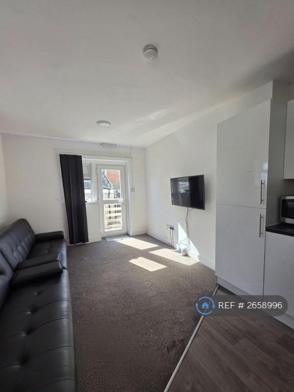 8 bedroom house in Pen-Y-Wain Road, Cardiff, CF24 (8 bed) (#2658996)