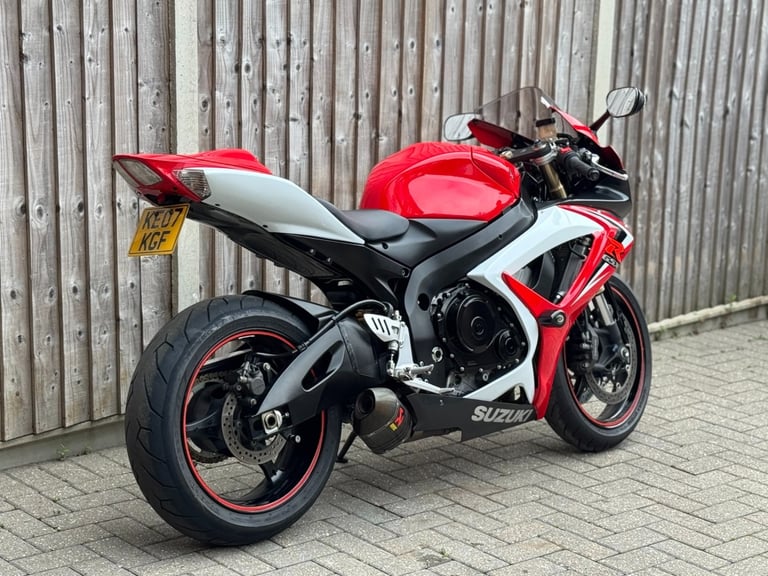 SUZUKI GSXR 600 K7 2007 (07) SUPER SPORT + 14,000 MILES + AKRAPOVIC 