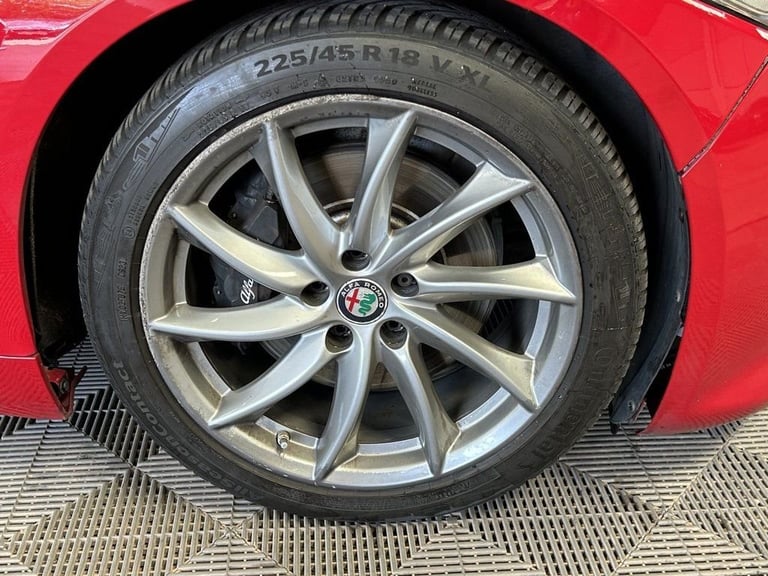 2018 Alfa Romeo Giulia 2.0T Veloce Saloon 4dr Petrol Auto Euro 6 (s/s) (280 ps) Saloon Petrol Aut...