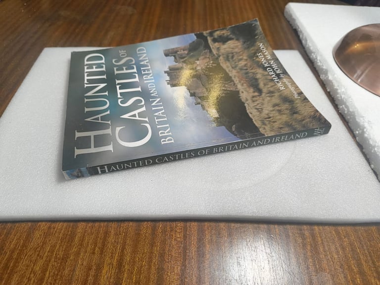 Haunted Castles of Britain & Ireland – Richard Jones (2005, PB)