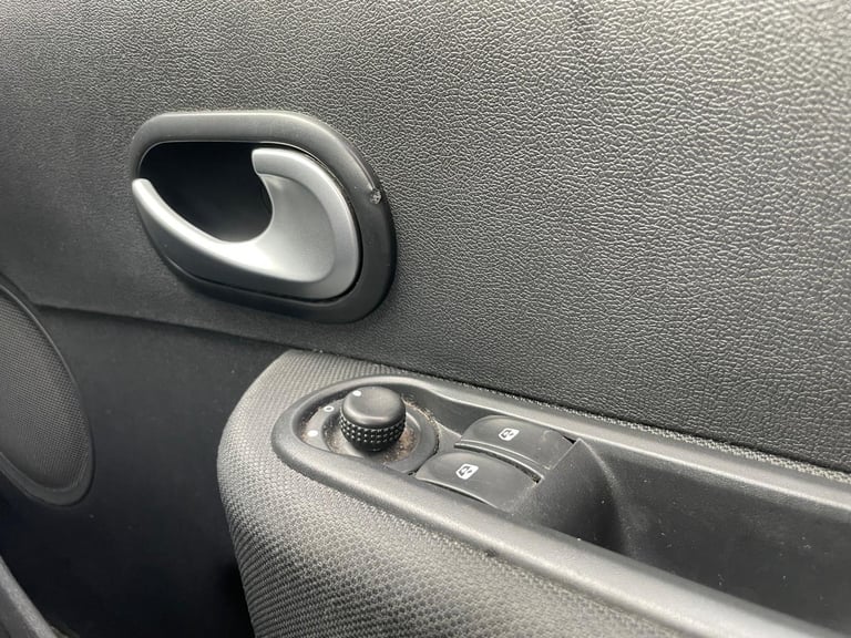 RENAULT CLIO 1.2 I-MUSIC 60 REG SILVER 3 DOOR 12 MONTHS MOT LOW INSURANCE 48+MPG