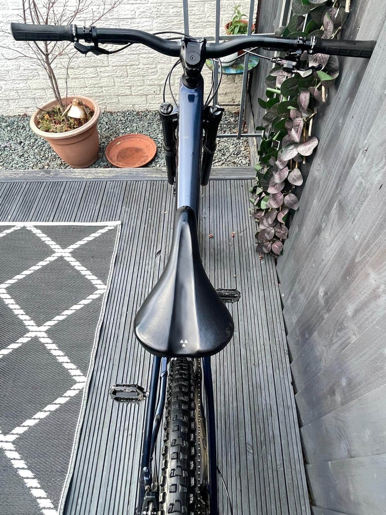 2022 Vitus Escarpe 27 CR mountain bike in velocity blue. 