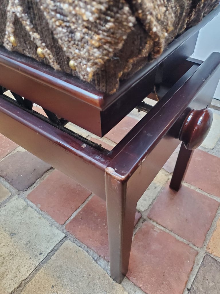 Piano stool, adjustable height