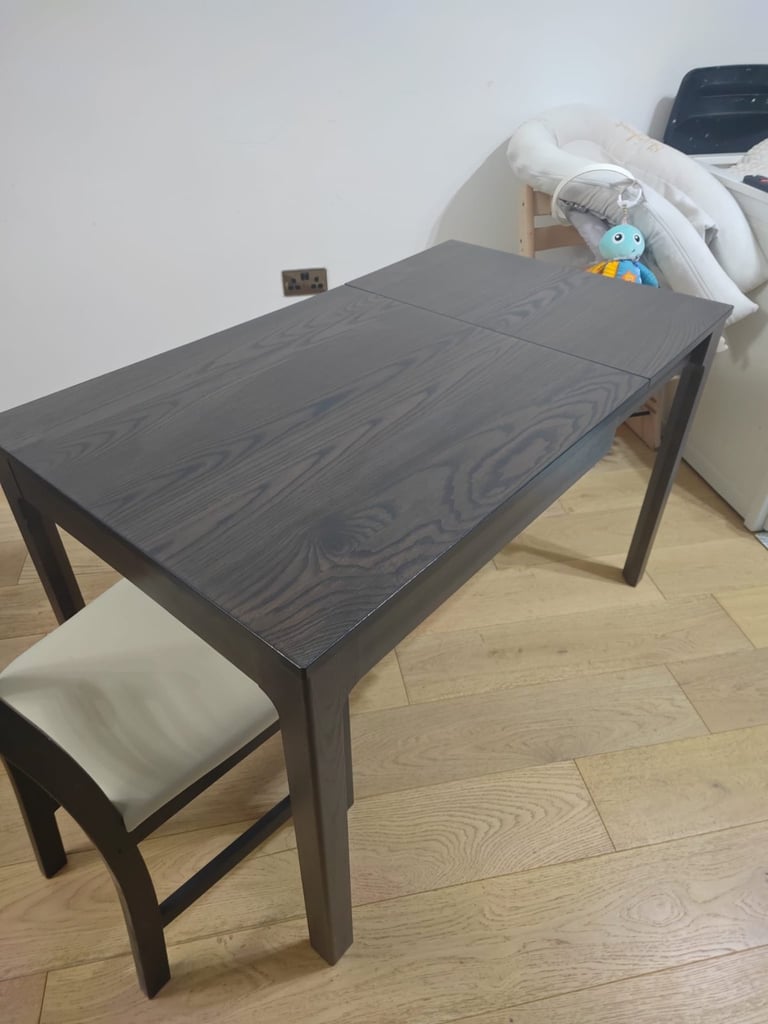 Ikea extendable table + 4 chair 