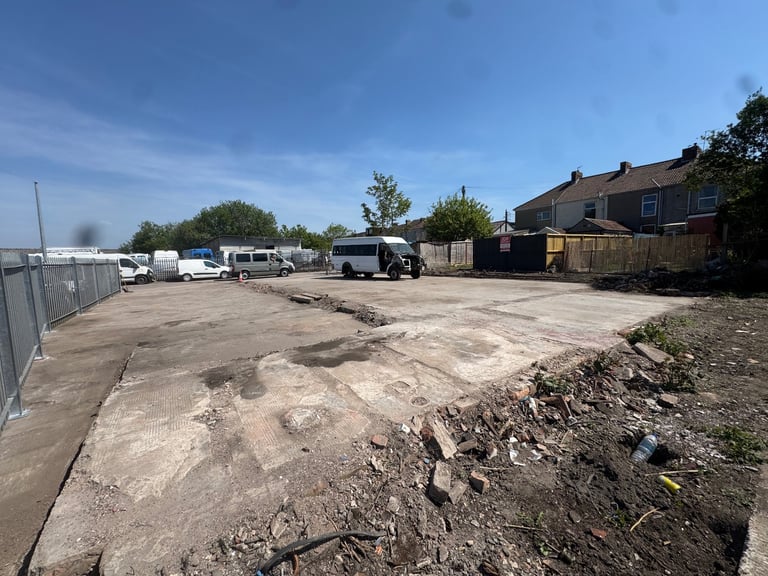 Large yard to let / rent in Kingswood over 4000 sq ft