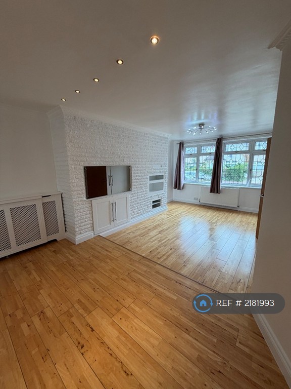 3 bedroom house in Barking, Barking, RM9 (3 bed) (#2181993)