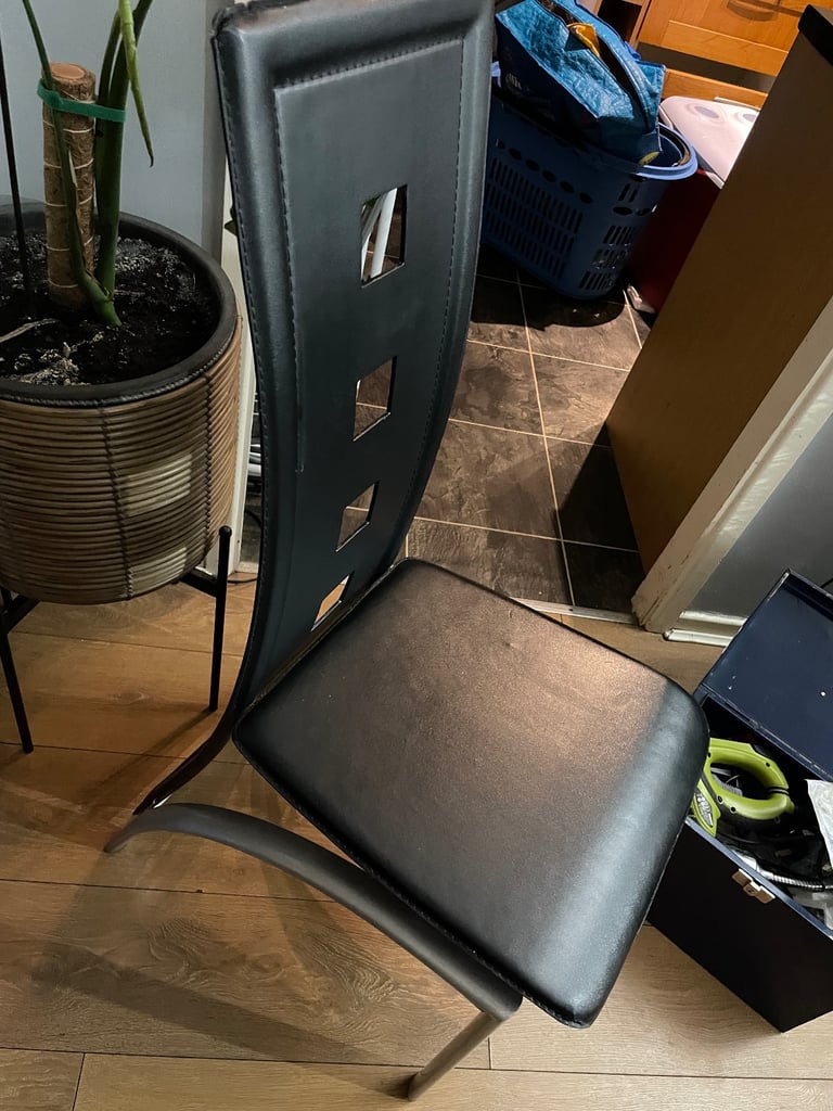 Black Round Glass Dining Table with 5 Chairs – £100 (Collection DA16 3ET)