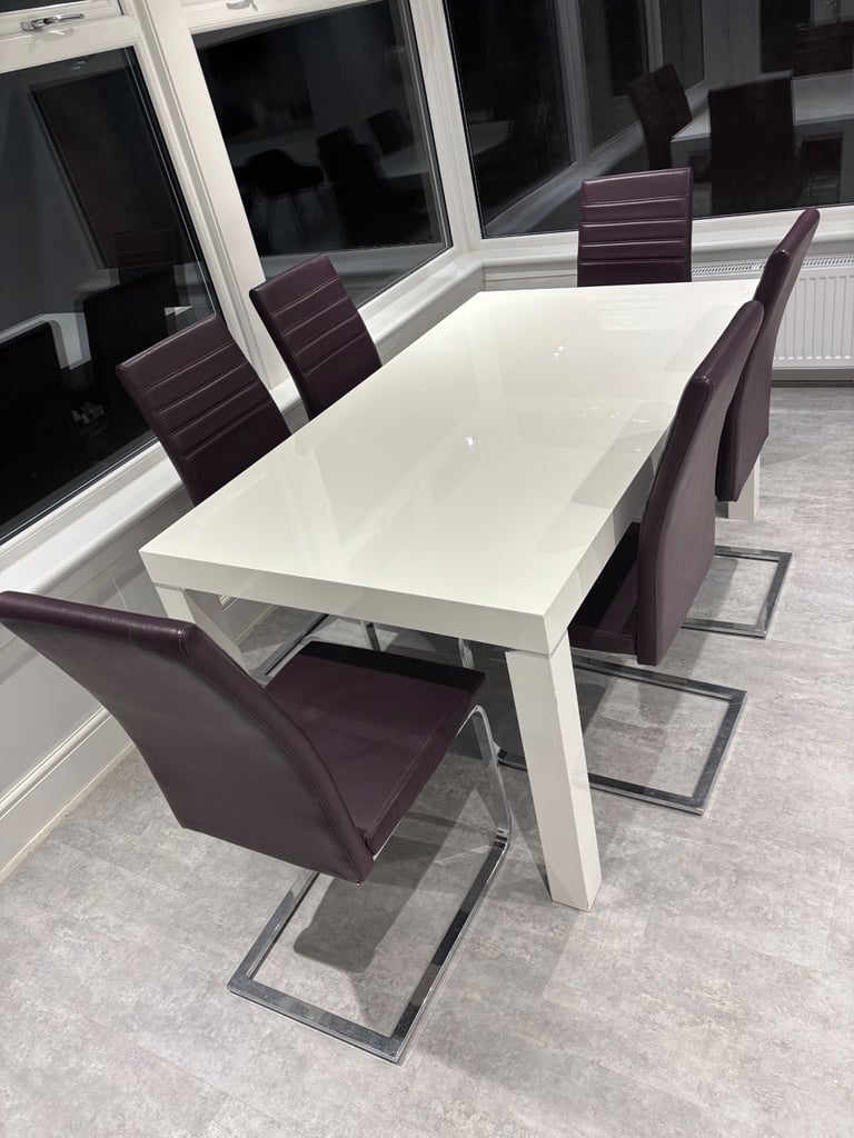 Dinning table with 6 chairs 
