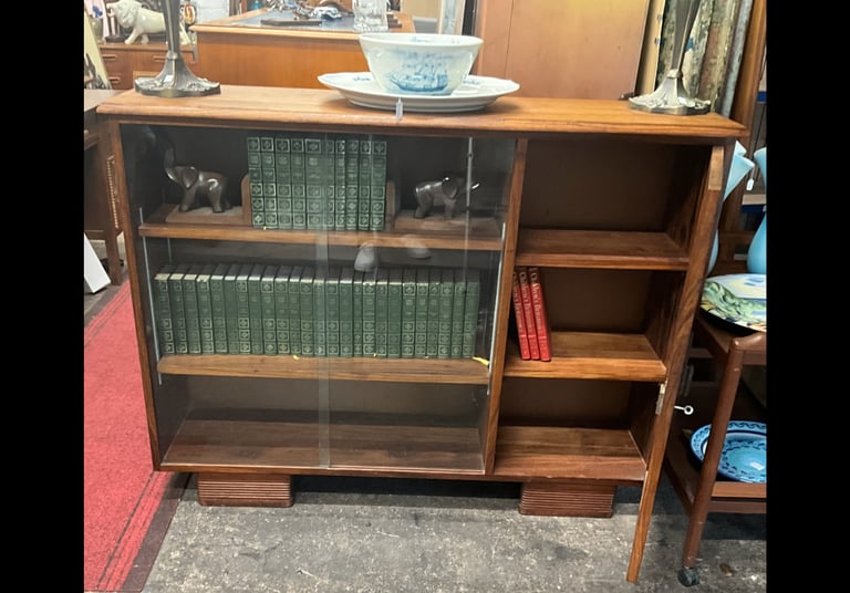 This is lovely Vintage bookcase in very good condition, 