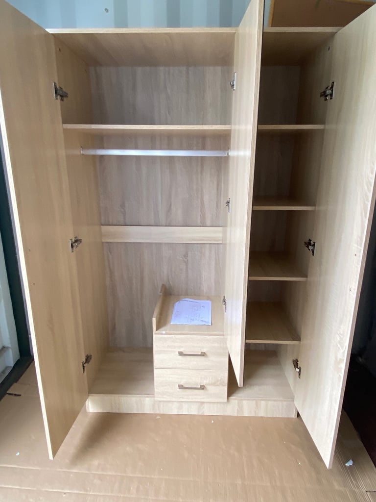 Mirrored 3 door wardrobe_ Brand new 