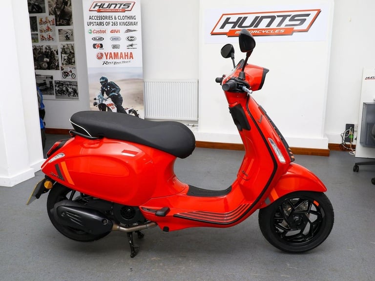 2025, '25  Piaggio Vespa Sprint S 125 Scooter. 1 Owner. ONLY 69 MILES. £3,895