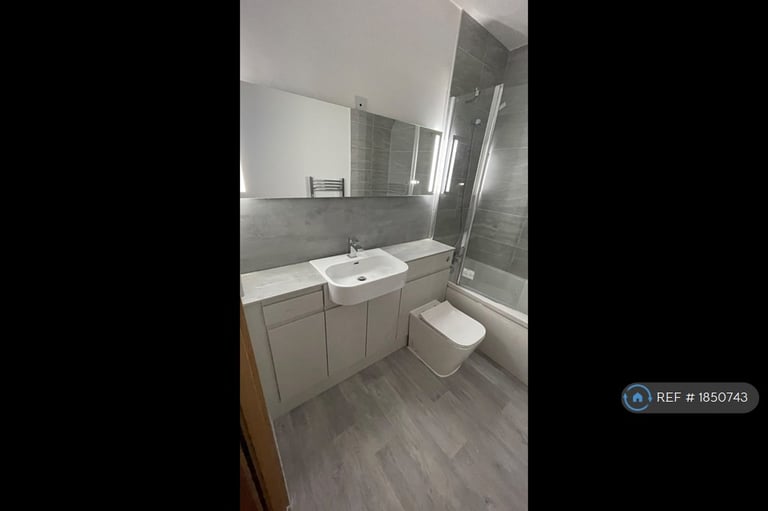 2 bedroom flat in High Street, Northfleet, Gravesend, DA11 (2 bed) (#1850743)