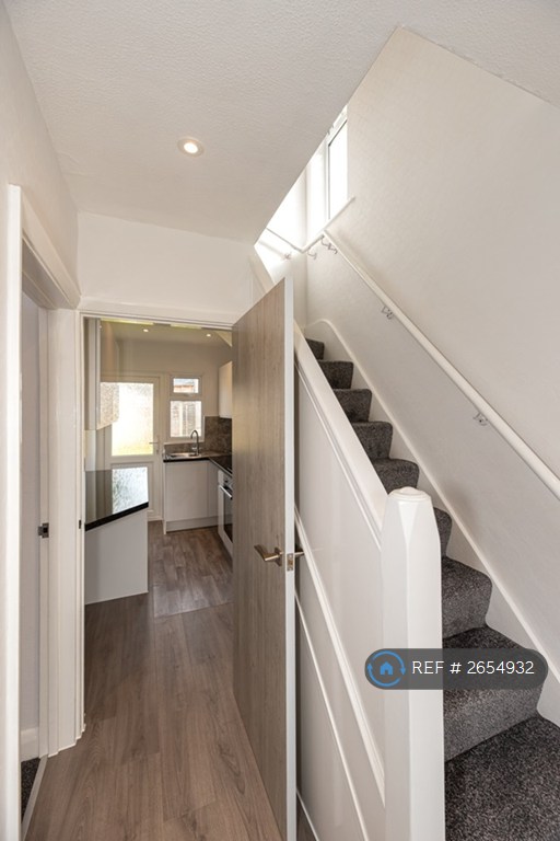 3 bedroom house in Victoria Avenue, Romford, RM5 (3 bed) (#2654932)