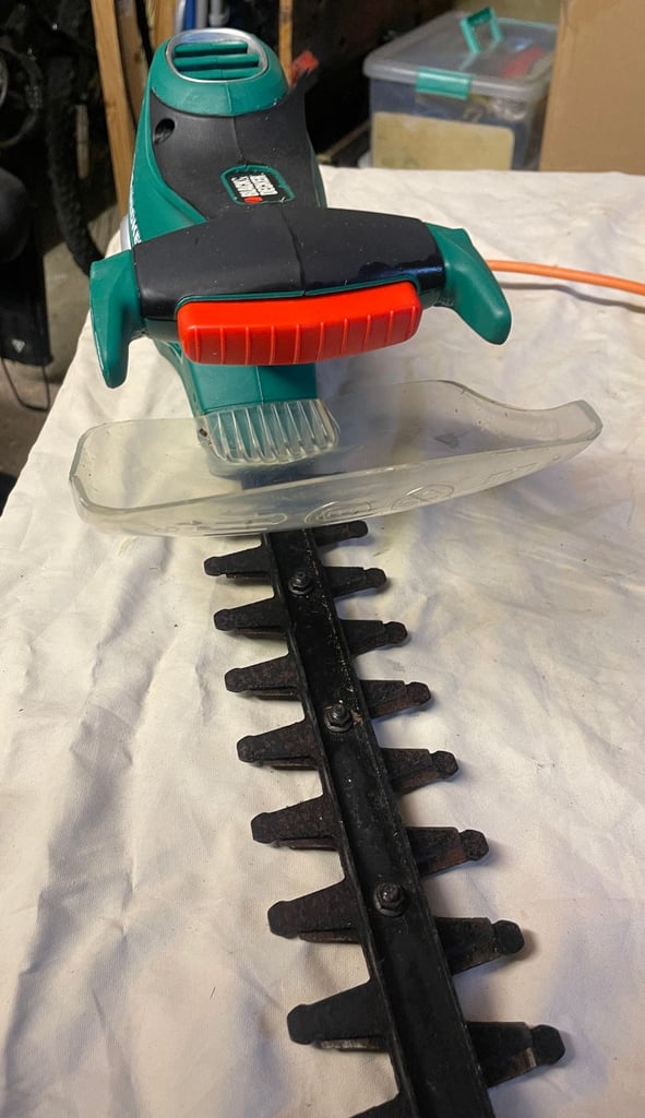 HEDGE TRIMMER, HEAVY DUTY BLACK & DECKER   MODEL: GTS76