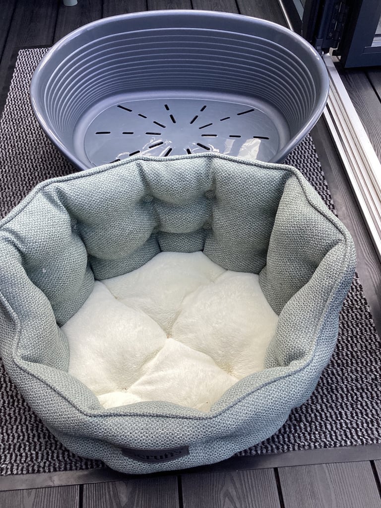  Brand new unused Small cat/ puppy bed by Scruffs also  small hard plastic bed £20 for both