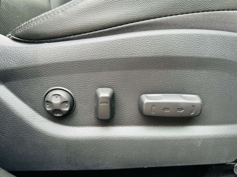 2016 Hyundai Santa Fe 2.2 Santa Fe Premium SE Blue Drive CRDi Auto 4WD 5dr SUV Diesel Automatic