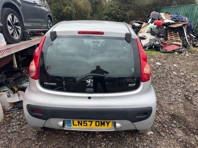 Peugeot 107 1.0 2008 silver BREAKING FOR PARTS 
