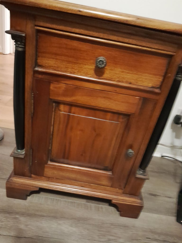 Small mahogany cupboard.
