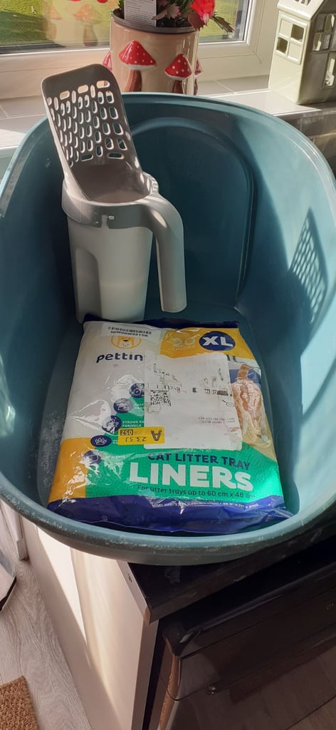 Large cat litter tray, linners and bag scoop