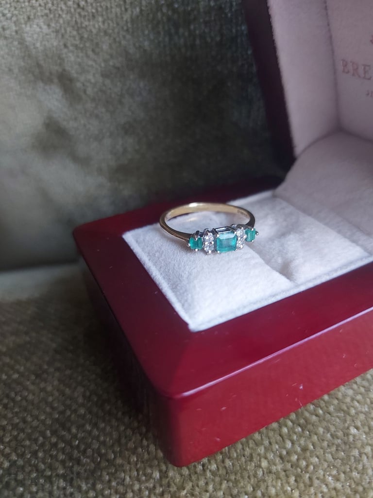 18ct yellow gold emerald and diamond ring