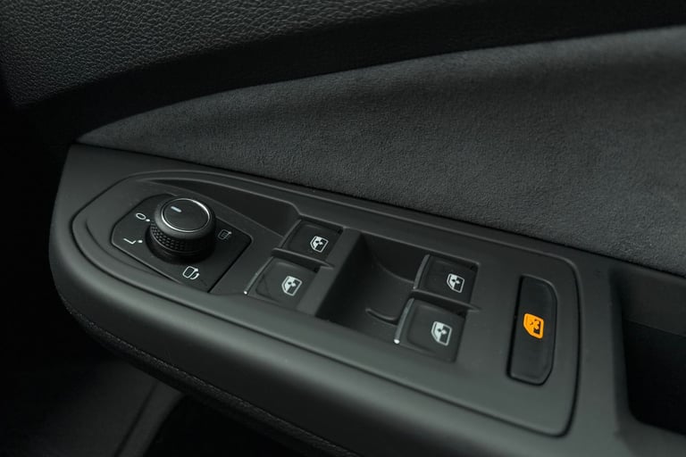 2023 Volkswagen Golf 2.0 TSI 320 R 4Motion 5dr DSG **REAR SIDE AIRBAGS, 19' ESTORIL BLACK A Hatch...