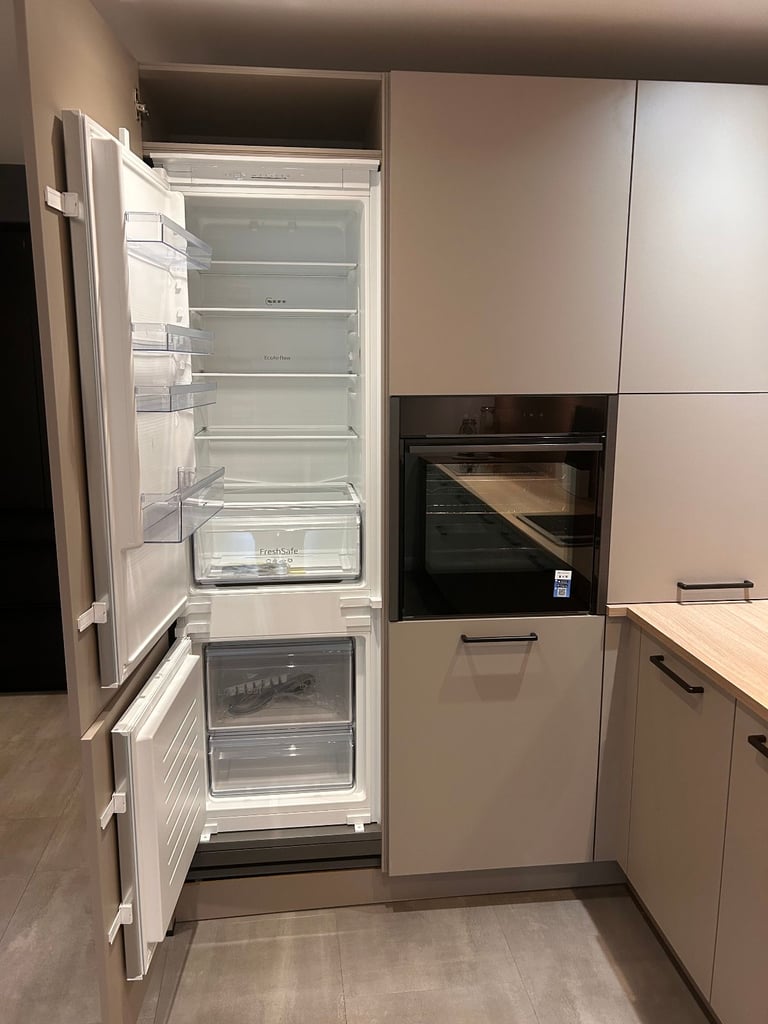 60% OFF-Lava Manhattan Ex-display Kitchen for sale + Neff Appliances, Laminate Worktop & Splashback