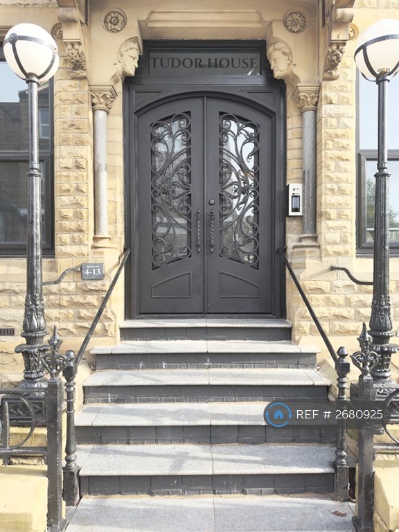 1 bedroom flat in Tudor House, Brighouse, HD6 (1 bed) (#2680925)