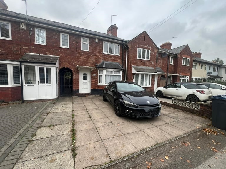 THREE BEDROOM HOUSE TO RENT ** EXCELLENT TRANSPORT LINKS VIA WARWICK ROAD AND STRATFORD ROAD ** 