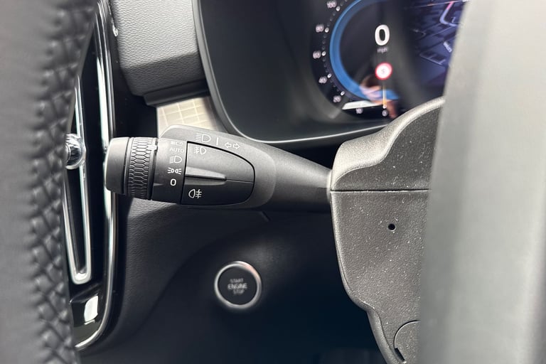 2023 Volvo XC40 2.0 B3 MHEV Plus DCT Auto Euro 6 (s/s) 5dr SUV PETROL Automatic