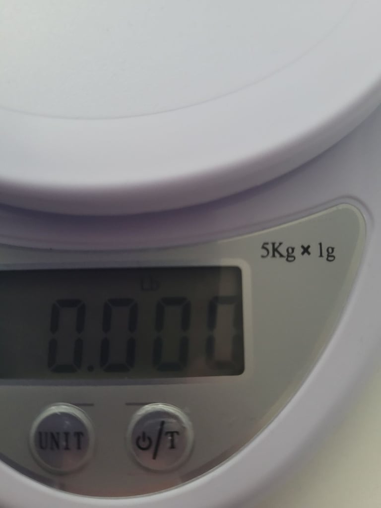 Kitchen scale with batteries.  Collection dunfermline fife
