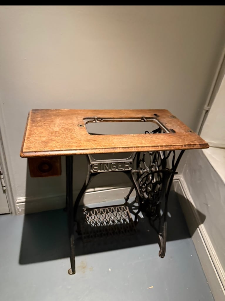 SINGER SEWING MACHINE TABLE TOP CAST IRON AND WOOD