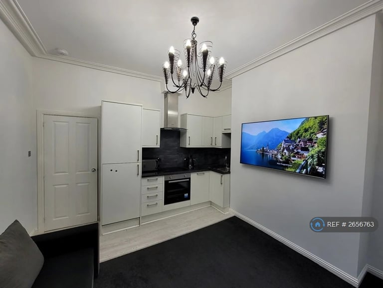 2 bedroom flat in Menzies Road, Aberdeen, AB11 (2 bed) (#2656763)