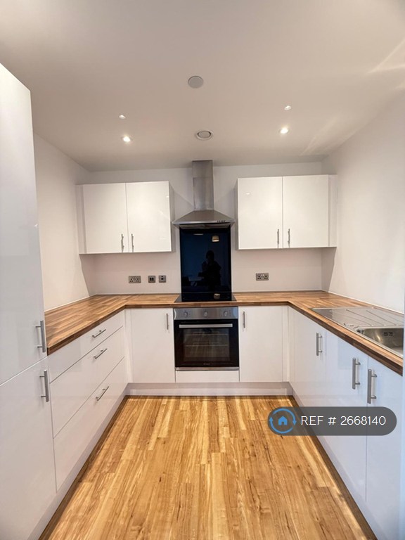 2 bedroom flat in Michigan Point Tower D, Salford, M50 (2 bed) (#2668140)