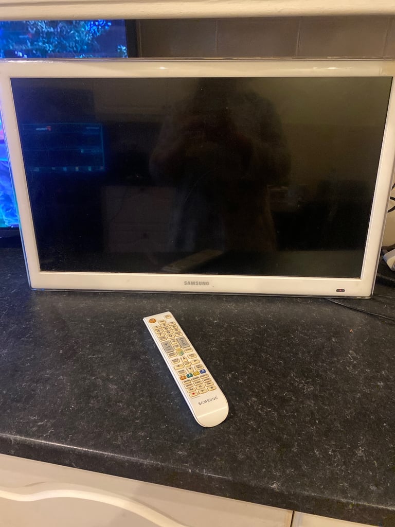 Samsung 26” smart Tv white