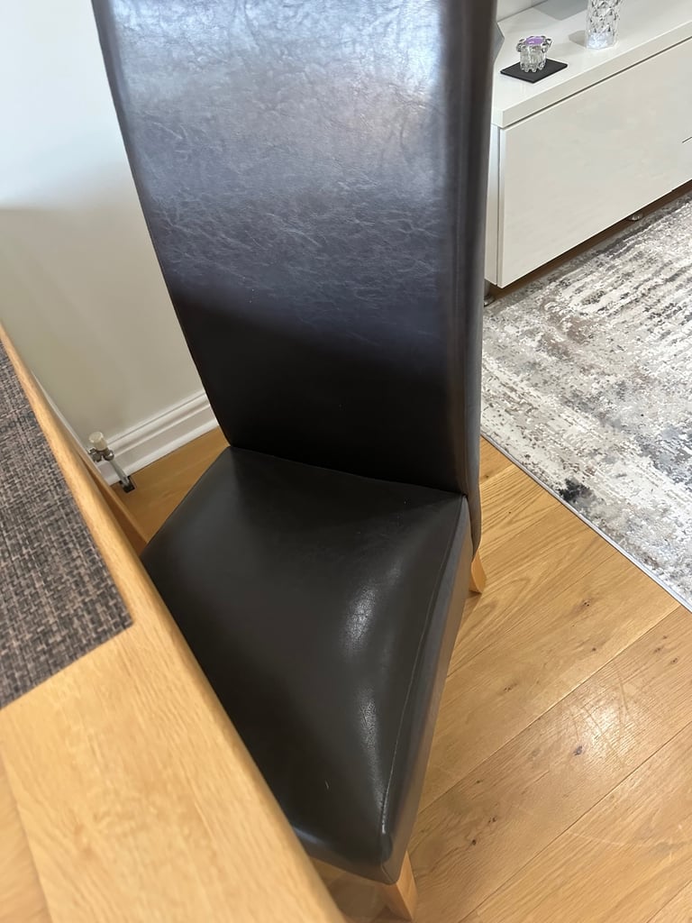 OAK DINING TABLE AND 6 CHAIRS 