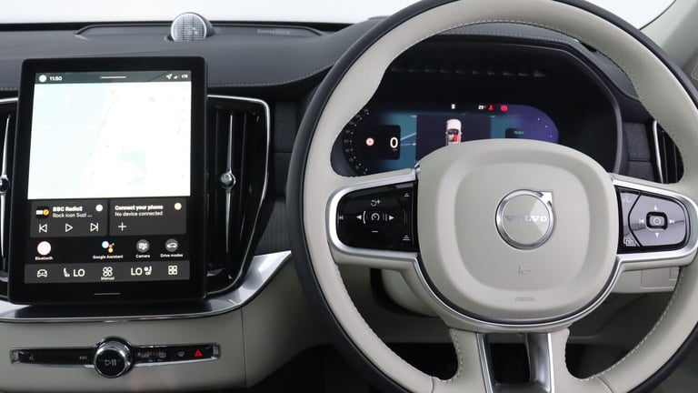 2025 Volvo XC90 T8 PHEV AWD Ultra, Dark, 7 Seats (Sunroof, Pilot Assist, Bowers &amp; Wilkins) ES...