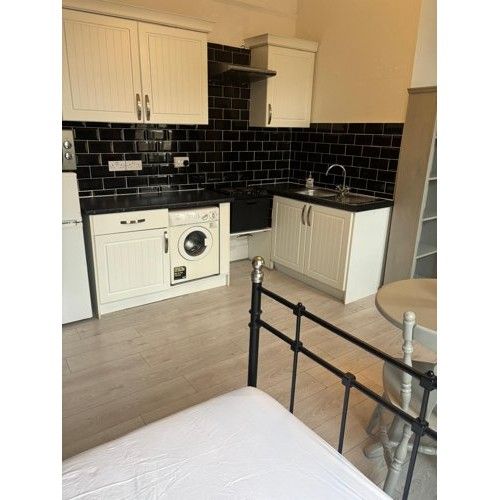 Self-Contained Studio flat on Shepherds Bush Road, Hammersmith, W6 7HP **Some Bills Inc**