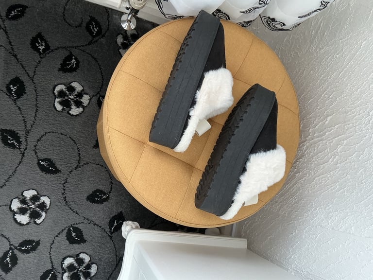 image for Ladies new slippers size 6 £10.00.