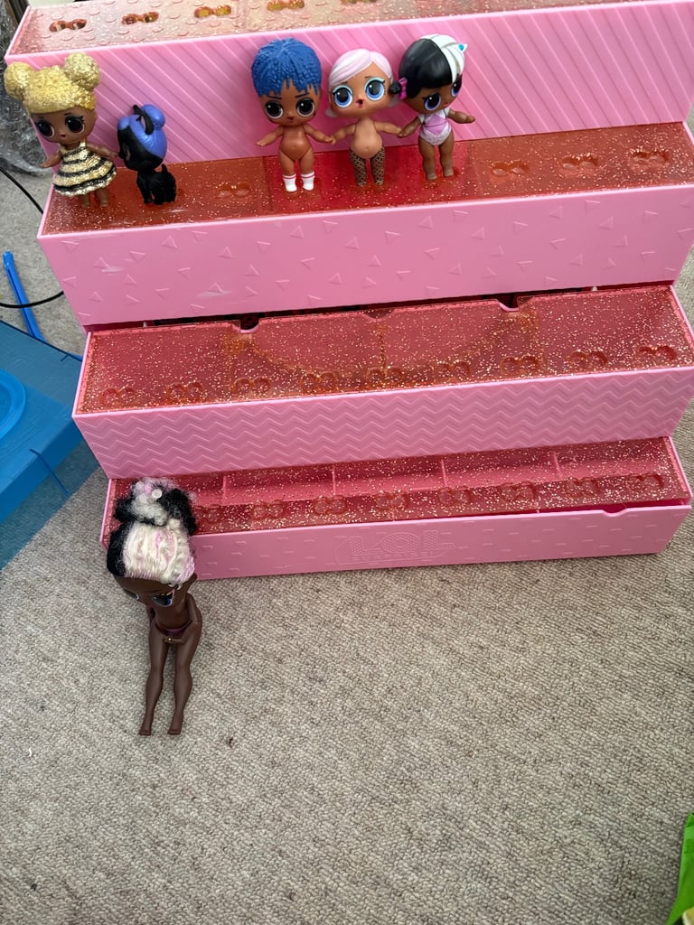 LOL Surprise Winter Disco Chalet Doll's House Bundle with furniture, dolls and accessories